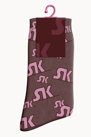 chaussettes mauve avec logo rose avec comme motif le loge S et K en rose et violet