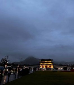 palais coréen illuminée avec en fond une montagne