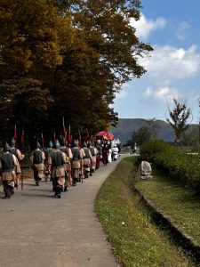 Homme en tenue traditionnel d'ancien garde royale coréen de dos en train de défiler