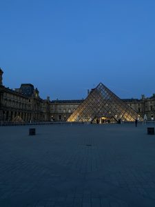 Pyramide du Louvre au crépuscule