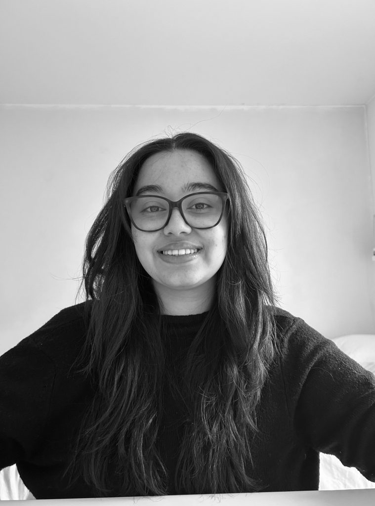 Auto-portrait de kenza soula en noir et blanc