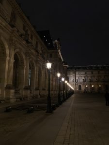 lampadaire et bâtiment de paris la nuit