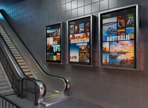 Affiche touristique de "Voyageurs du Monde" Inséré dans un mock up représentant des affiche publicitaire prés d'un escalator