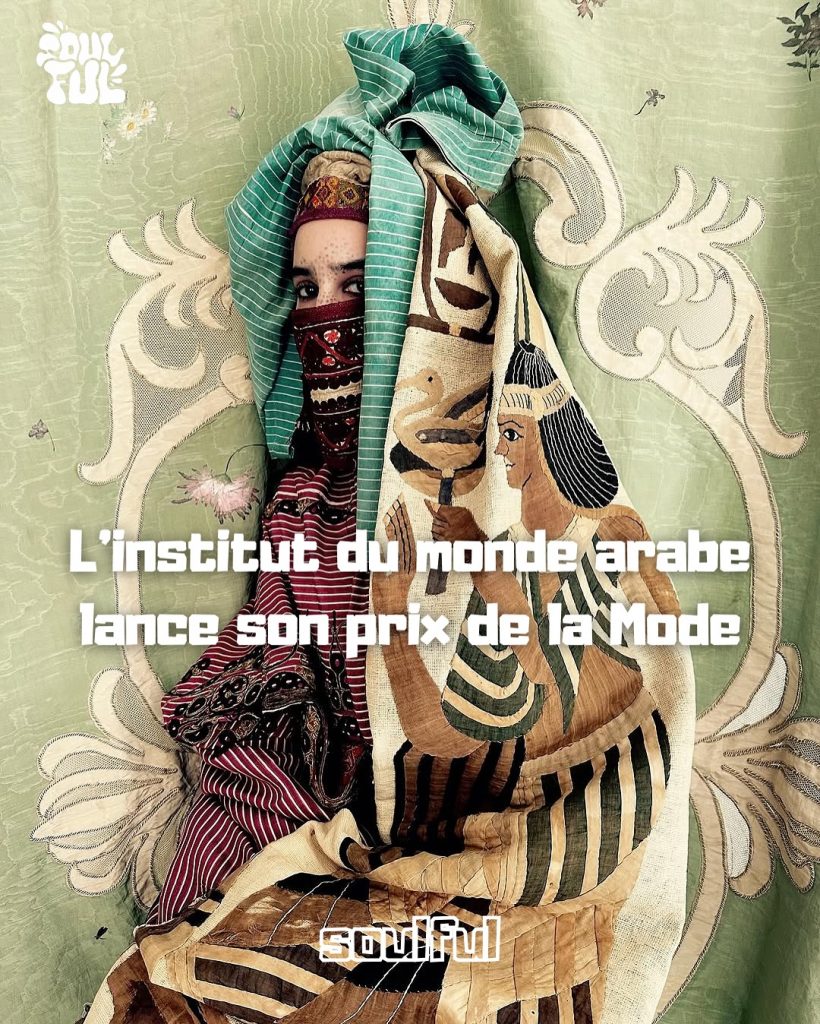 Personne en habits traditionnels artistiquement stylisés, entourée de tissus à motifs arabes, avec le texte « L’Institut du monde arabe lance son prix de la Mode ».